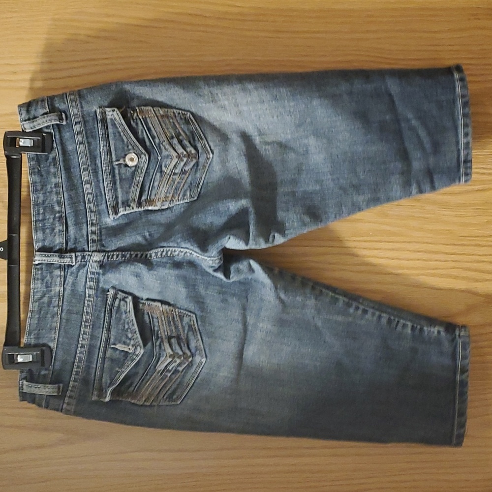 Rue21 Capri Style Jeans; White Washed Blue Denim; Size 7/8 - Picture 2 of 4